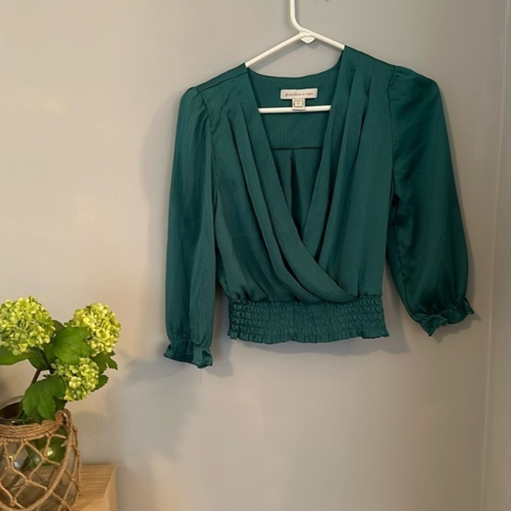 No yeah Los Angeles green emerald blouse top shirt size M medium plunge neck